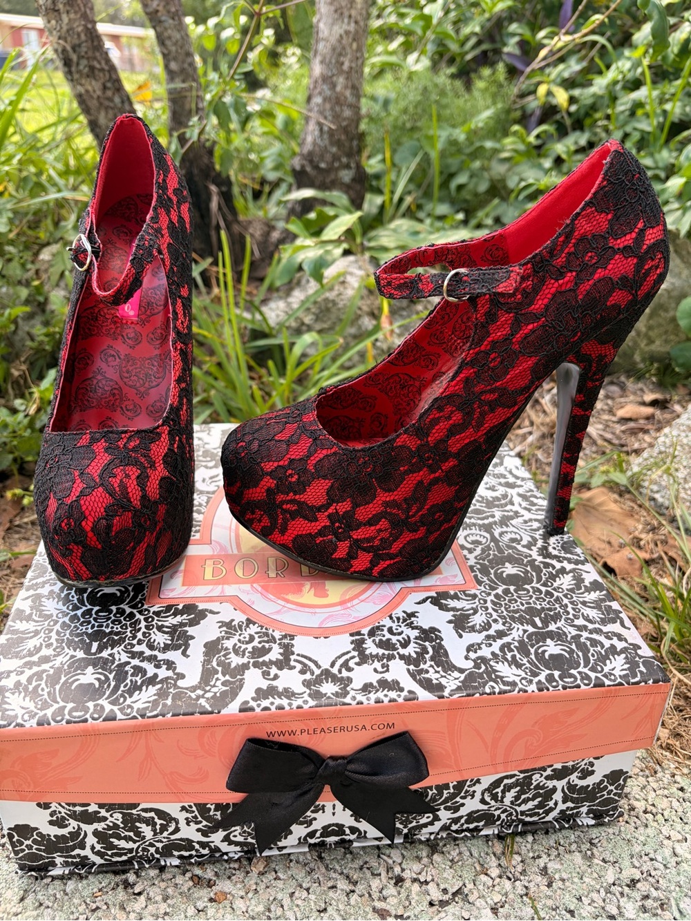 Ultra Rare Bordelos Women's Red and Black Lace Mary Jane Platform Heels